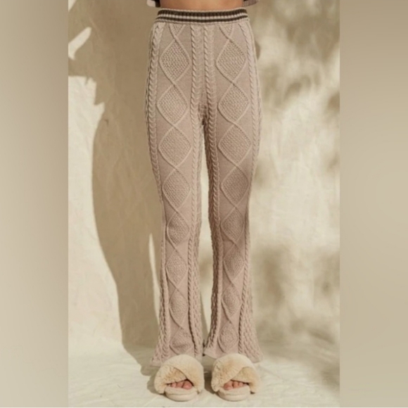 🩷 PINK Cable-Knit Flare Pants 🩷 - Picture 3 of 5